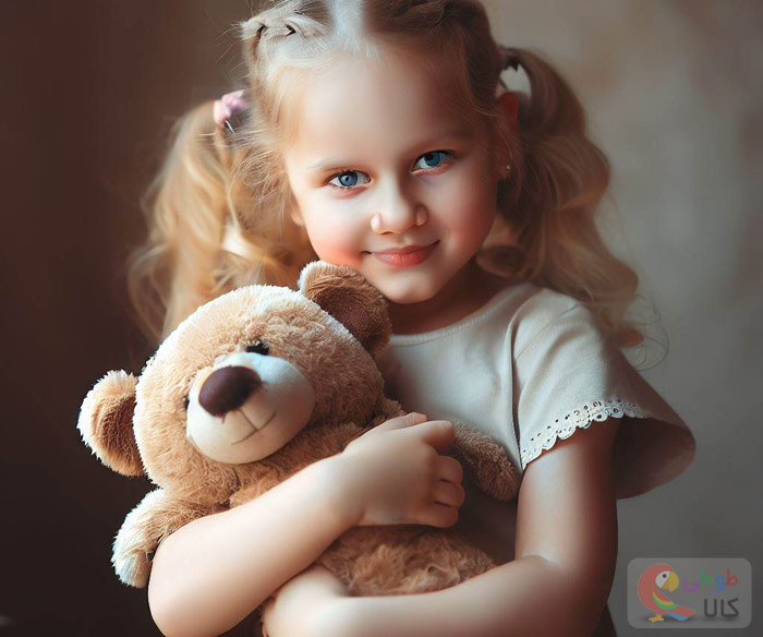 عکس عروسک پولیشی تدی در بغل دختر بچه