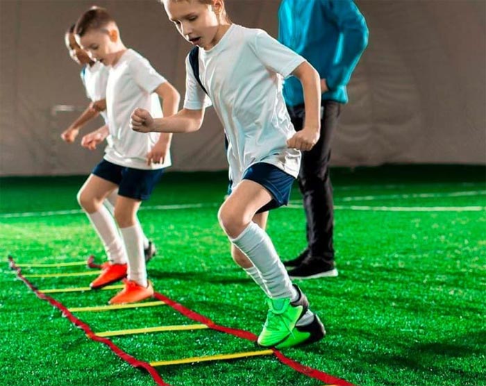 عکس کودکان در حال تمرین با نردبان چابکی