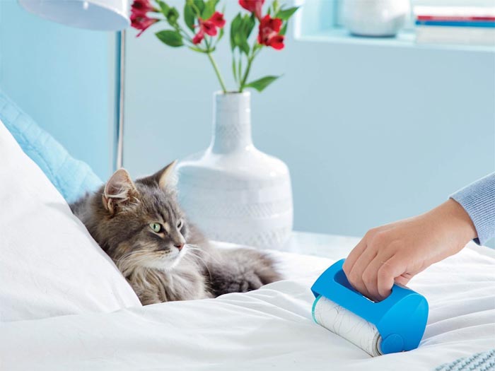 استفاده از پرزگیر برای پاک کردن پرز حیوانات