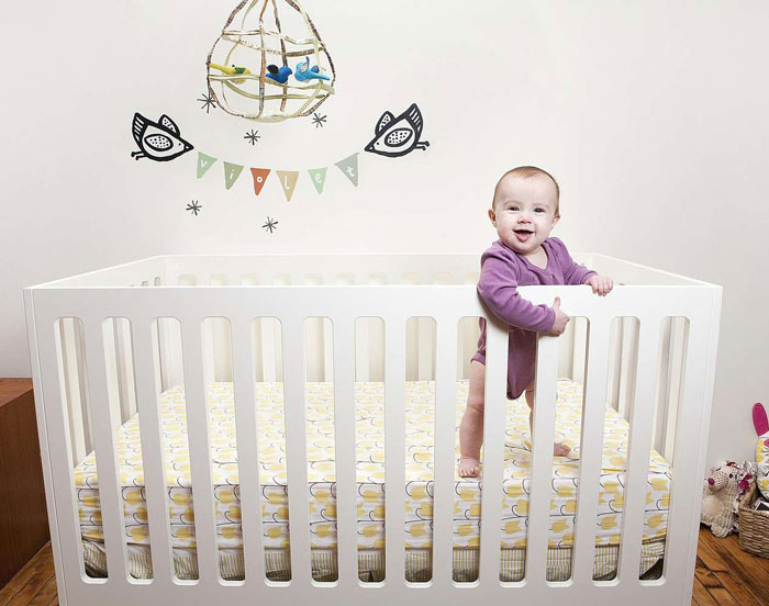 عکس نوزاد داخل تخت نوزادی