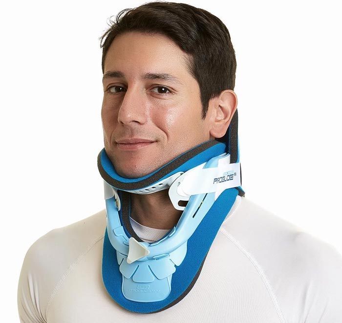 عکس بستن گردنبند طبی مردانه