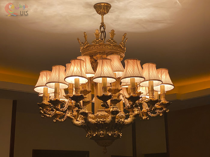 لوستر با نور رو به بالا