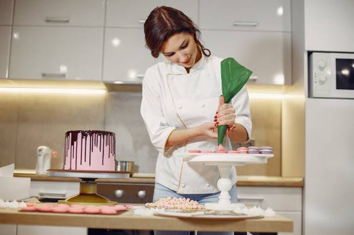 تزیین کیک و شیرین یبا قیف خامه زنی