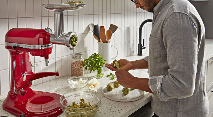 خرد کردن سبزی با چرخ گوشت