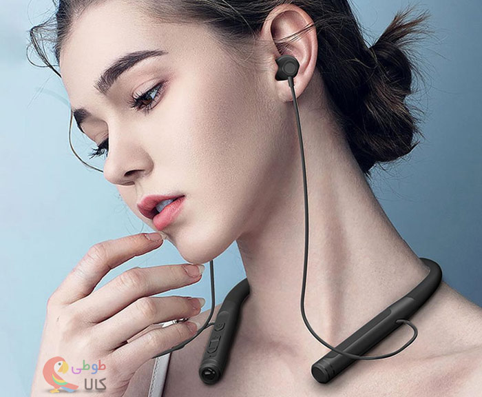 عکس دختر زیبا با هدست دور گردنی