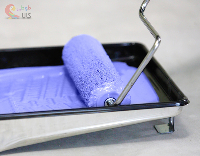 آغشته کردن غلتک رنگ به رنگ در ظرف مخصوص