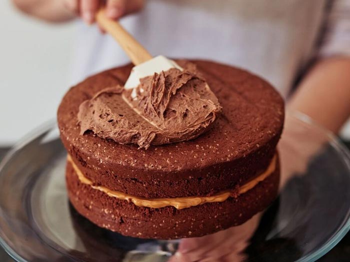 استفاده از لیسک برای مالیدن خامه روی کیک