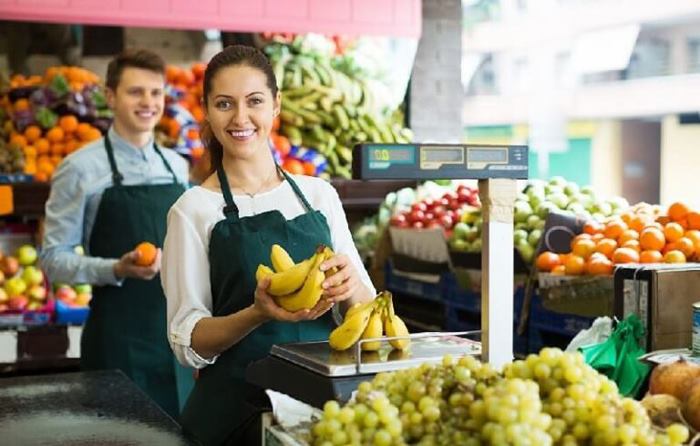 ترازوی فروشگاهی در میوه فروشی