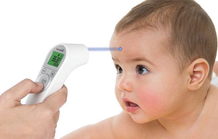 اندازه گیری تب کودک با تب سنج مادون قرمز
