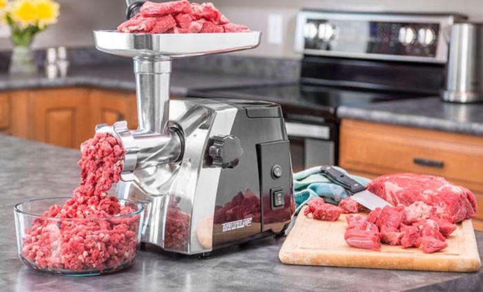 چرخ گوشت در حال چرخ کردن  گوشت