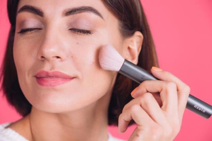 عکس استفاده از کرم پودر