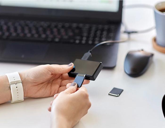 عکس رم ریدر در حال انتقال اطلاعات به کامپیوتر