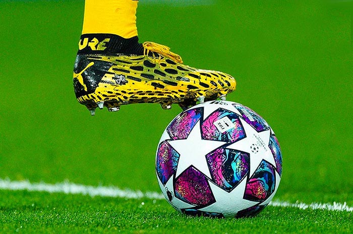 عکس توپ فوتبال در زمین سبز چمن