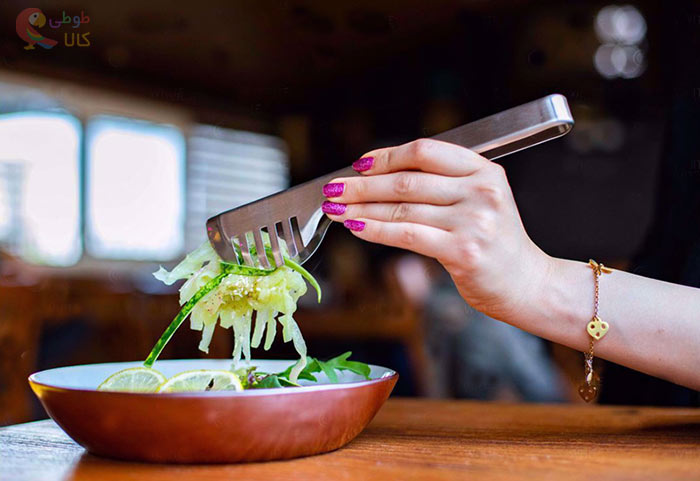 استفاده از انبر سالاد