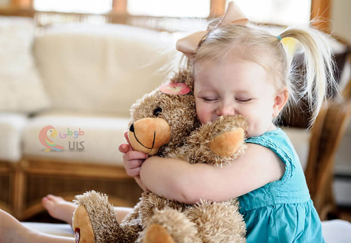 عروسک در بخل کودک