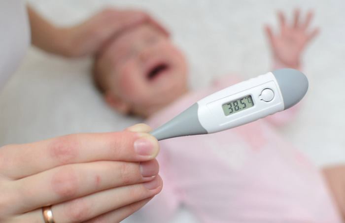 کاهش دمای بدن کودک در خانه
