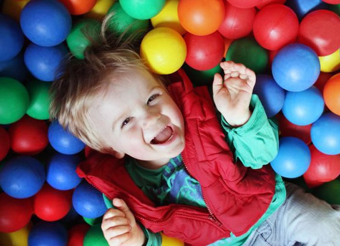 بازی کوکد در استخر توپ