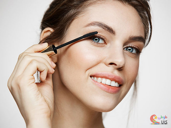 دختر زیبا در حال ریمل زدن