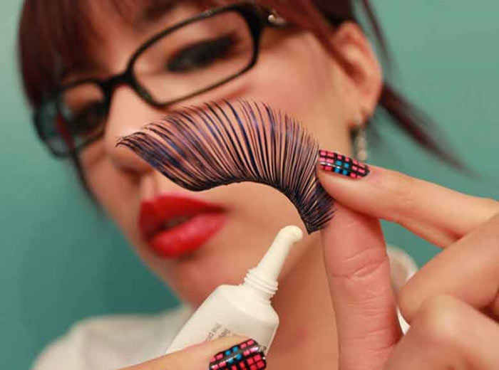 نحوه چسباندن چسب مژه مصنوعی