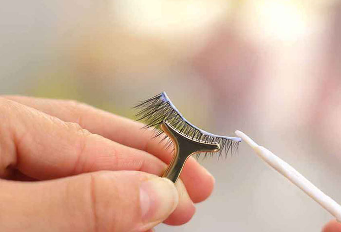 نحوه زدن چسب به مژه مصنوعی