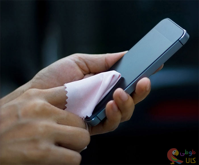 پاک کردن گوشی با میکروفایبر