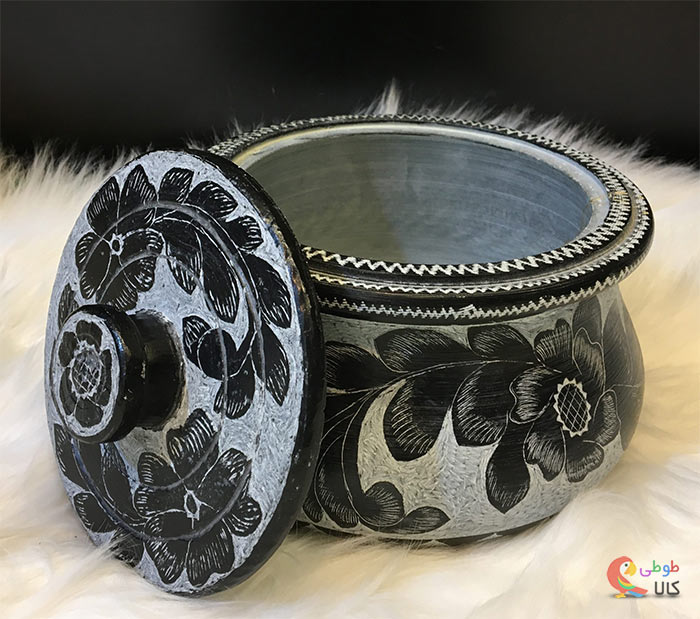 دیگ سنگی قلمزنی شده