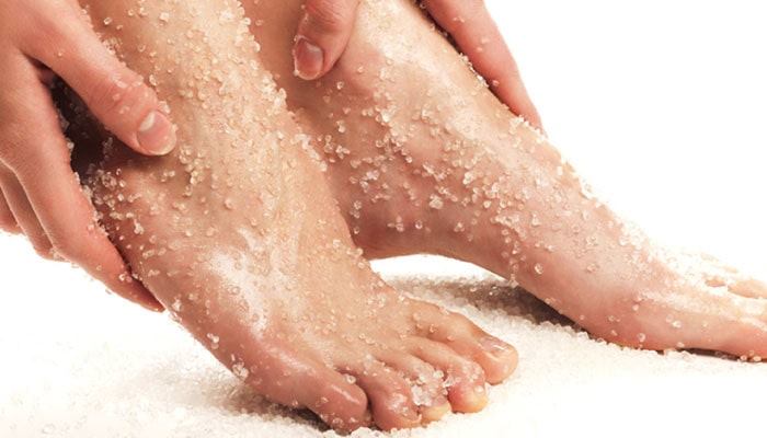 شستن پا و بدن با نمک حمام