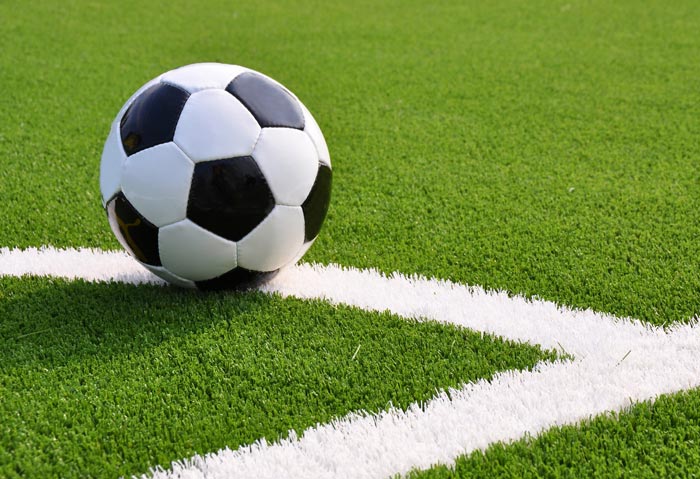 عکس توپ فوتبال چمن مصنوعی