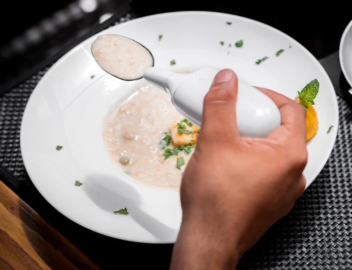 عکس خوردن غذا با قاشق ضد لرزش دست