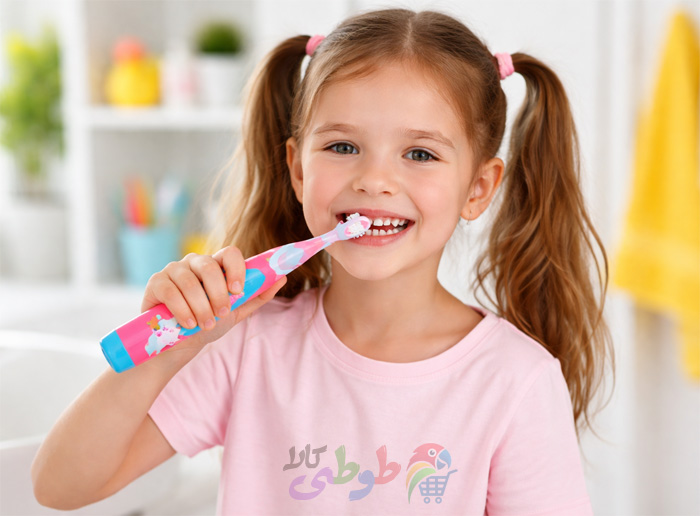 دختر بچه در حال مسواک زدن