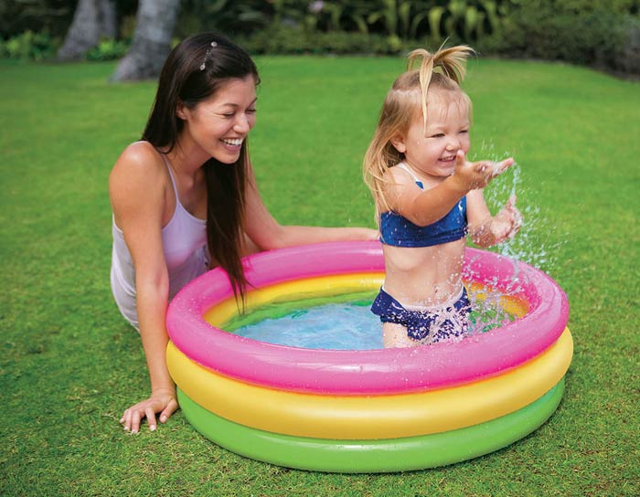 کودک خوشحال داخل استخر بادی کودک