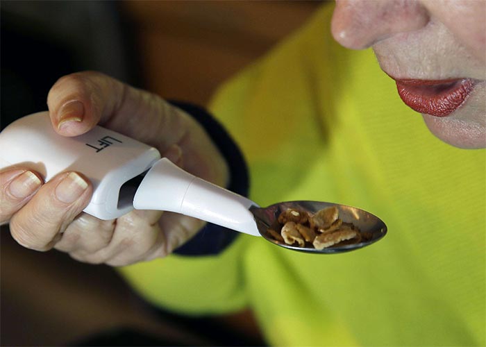 عکس نحوه استفاده از قاشق ضد لرزش دست