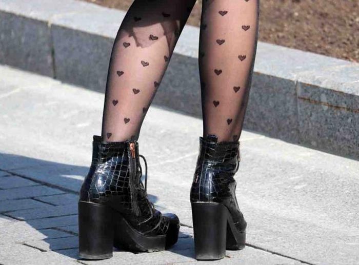 پوشیدن جوراب شلواری زنانه