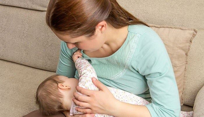 کاهش تب کودک با شیر مادر