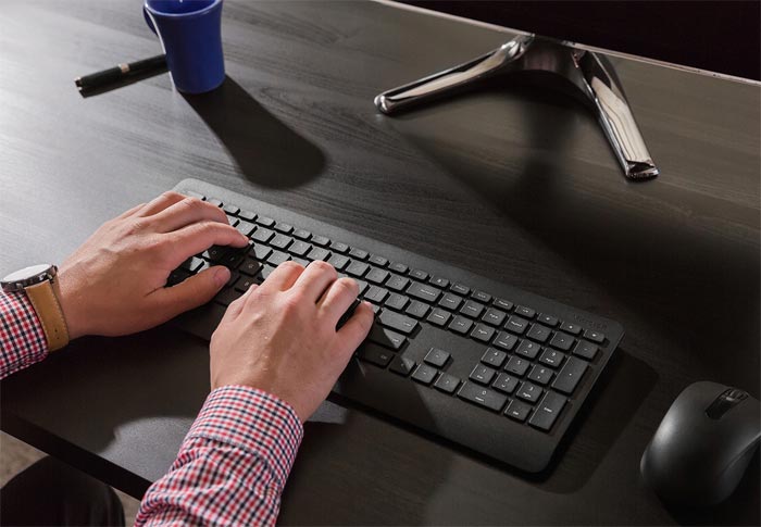 عکس استفاده از کیبورد بی سیم