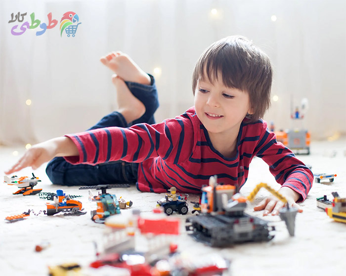 کودک در حال بازی کردن بازی لگو