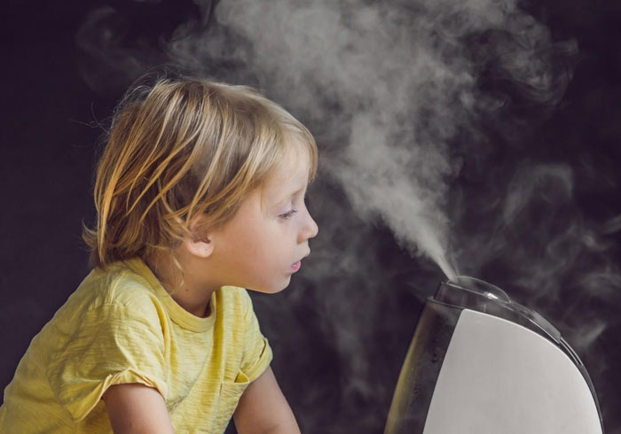 کودک و دستگاه بخور سرد