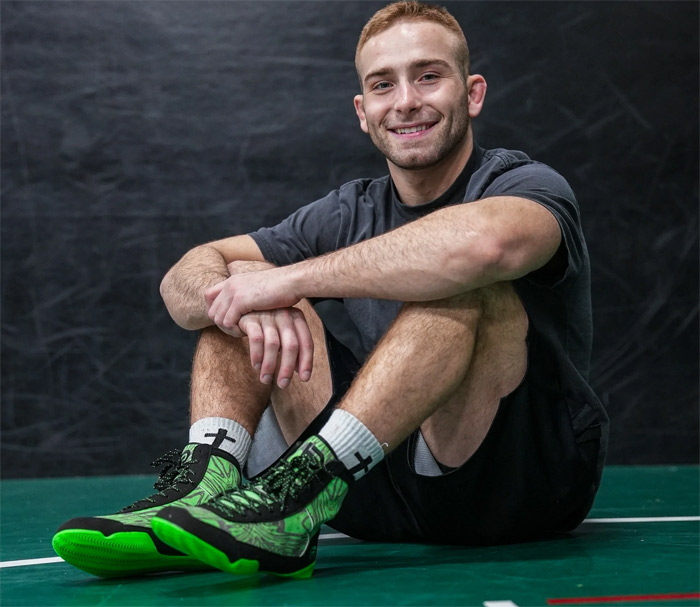 کشتی گیر با کفش کشتی