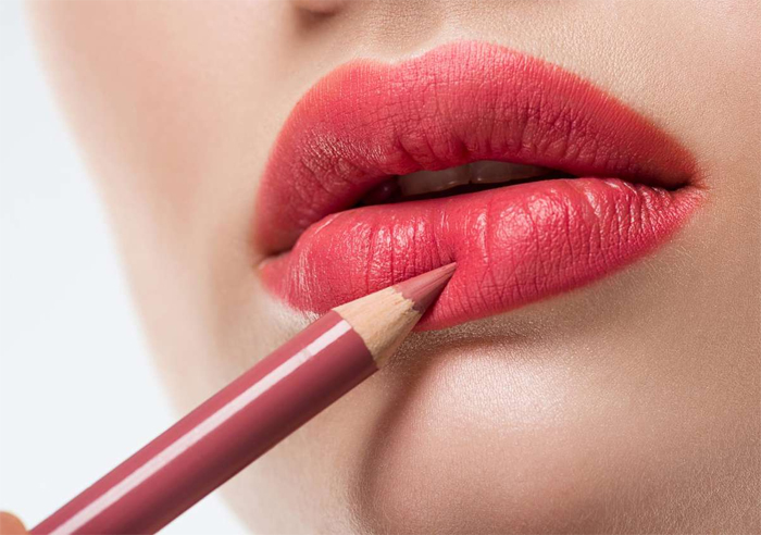 استفاده از رژ لب مدادی
