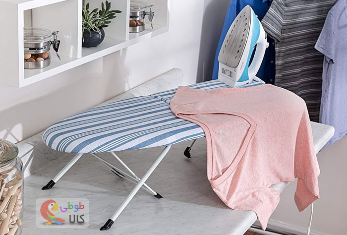 میز اتو نشسته