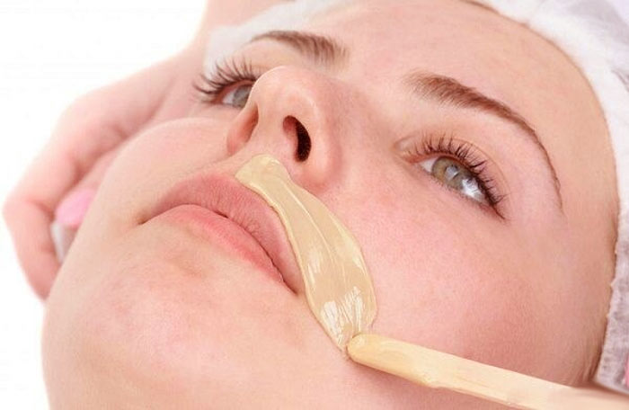 موم موبر پشت لب