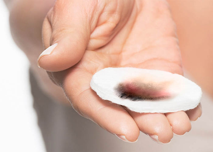 پاک کردن آرایش با شیر پاک کن