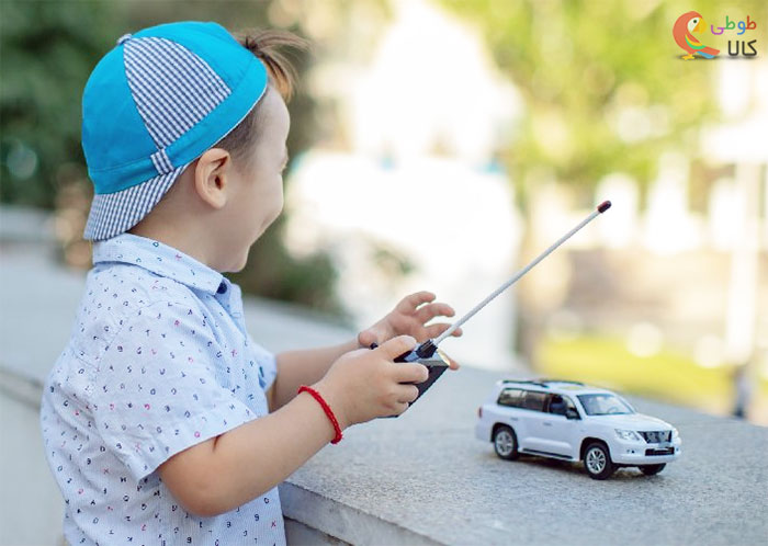 بازی کودک با ماشین کنترلی