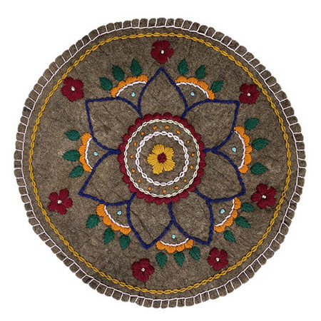 نمد فرش مدل گلدوزی شده گرد طرح ختایی جنس پشم گوسفند