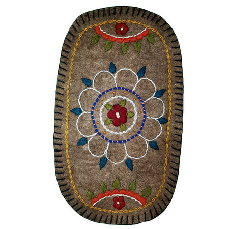 نمد فرش مدل گل دوزی شده طرح اسلیمی بیضی جنس پشم گوسفند