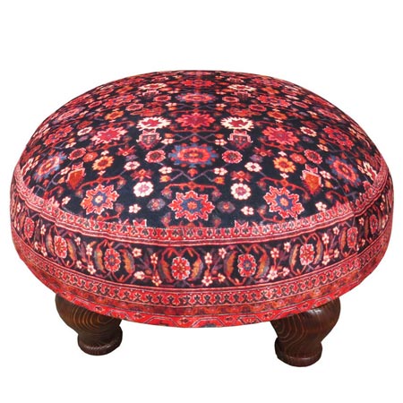 پاف مدل فرش دستساز با رویه مخمل و پایه چوب خراطی شده