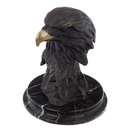 مجسمه طرح سر عقاب جنس برنزی با پایه سنگی