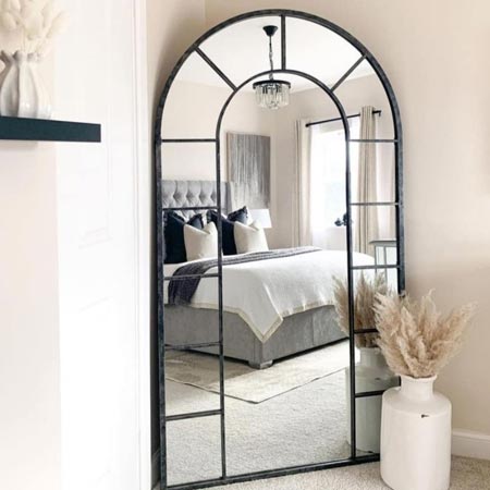 آینه قدی مدل گنبدی فلزی طرح پنجره نیمه مشبک