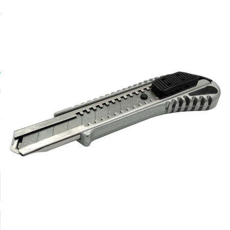 کاتر دسته سربی استیل به همراه 10 عدد تیغه یدک