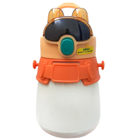 قمقمه نوزاد طرح آدم فضایی بدنه پلاستیکی 600 میلی لیتر درب پیچی